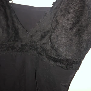 Body svart  - En fin body i fint skick, storlek M. Köparen står för frakten, vanlig blå påse kostar 48kr men vill ni ha spårbart Kostar det 65 