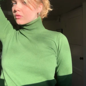 Grön polotrröja - härligt med lite färg !! 