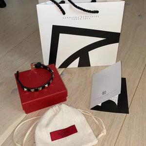 VALENTINO armband - Nu säljer jag mitt fina valentino armband i färgen svart, som är gått som ny. Köpte armbandet sommaren 2019 på NK i Stockholm. Jag har kvar allt så som kvittot, påsen osv. Har bara haft armbandet några få gånger. Inga slitningar! Jag står för frakten⭐️