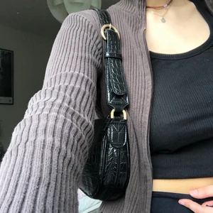 Mini bag svart ”krokodilskinn” - Svart minibag med ”krokodilskinn” köpt på Mango för 2 år sedan. Bra kvalite och är använd fåtal gånger💓