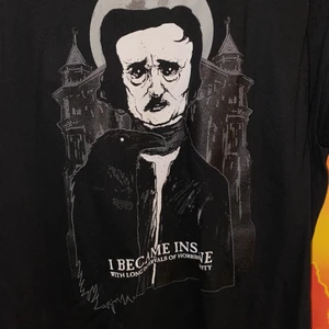 Edgar Allan Poe T-shirt - T-shirt från märket Axel Torvenius. Helt oanvänd, inte ens testad. 