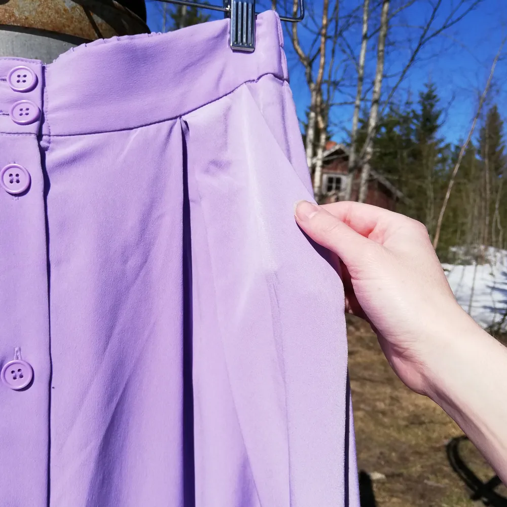  Syrenlila/lilac midi kjol från Monki. Kjolen har resårband på baksidan vilket ger extra utrymme och komfort. Swoshig och har fickor! Midja: 35 cm (70 cm), L: 78cm, som referens är jag petite - under 165 cm.  Skickas mot frakt. Kjolar.