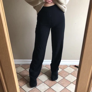 Bik bok kostymbyxor  - Ett par superfina kostymbyxor från bikbok, säljer pga går inte till användning. Storlek 34, för mig som är runt 167-168 är de superbra längd på dom. Kontakta för fler bilder eller frågor!! Säljer för 180kr + eventuell frakt, PRIS KAN ÄVEN DISKUTERAS‼️