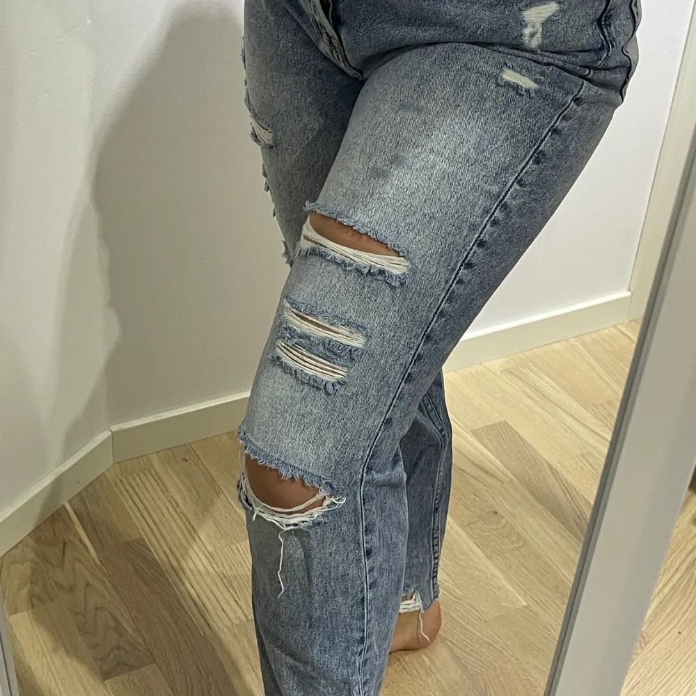 Ett par snygga jeans med slitningar ifrån HM, tyvärr för stora, dem är i storlek 40/M men skulle säga att dem passar en S, går ner till fotleden på mig, köptes för 399 säljer för 100kr . Jeans & Byxor.