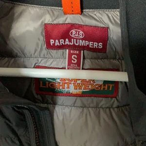 Parajumper jacka - Parajumper jacka som är införskaffad under november månad. Köpt på careofcarl för 4299kr. Använd fåtal gånger mycket varsamt.