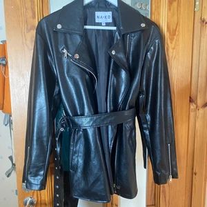 Skinnjacka NAKD - Supersnygg skinnjacka storlek 34 lite längre modell med skärp i midjan, säljes då den inte används så mycket av mig tyvär.. 366kr ink frakt 💗