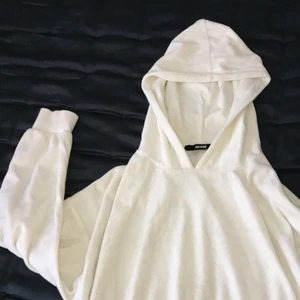 Vit hoodie - En söt cropped hoodie i strl Xs, från Bikbok. Frakt tillkommer!