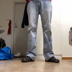 Vintage Bootcut Levis 512  - De är i suveränt skick för att vara vintage! De är 34 i Waist men skulle säga mer 32. Jag är 180 och de går ned över hela skon så om du ej vill ha det så ska du nog vara längre än 180 cm!