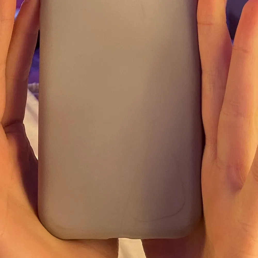 Ett beige/ljus lila skal från H&M. Lite slitet på vissa ställen (se bild 3), därför lägre pris. Skalet passar till iphone 11! Annars fungerar det bra och har ett härligt material. . Övrigt.