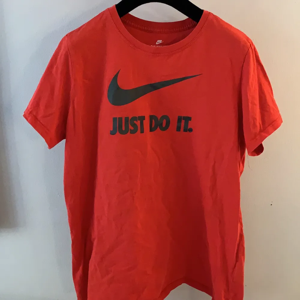 Jättesnygg Nike t-shiter som funkar både till träning och till vardags!! Den har inga tecken på användning och ser därför ny ut🤩 jag säljer den då jag bara har använt den ca 2 gånger.                                                     ❗️skriv till mig vid intresse och buda i kommentarerna❗️. T-shirts.
