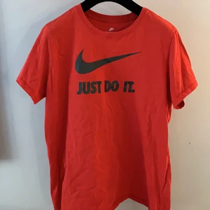 Nike t-shirt - Jättesnygg Nike t-shiter som funkar både till träning och till vardags!! Den har inga tecken på användning och ser därför ny ut🤩 jag säljer den då jag bara har använt den ca 2 gånger.                                                     ❗️skriv till mig vid intresse och buda i kommentarerna❗️