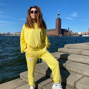 Kostym hoodie och byxor oversize S-M size - Fantastisk NY gold kostym. Den outfit kommer att vara perfekt för sommarvandringar. Kostym består av en hoodie och långa byxor. Bra textil (bomull). Passar kvinnor som är från 160cm till 170cm långa.