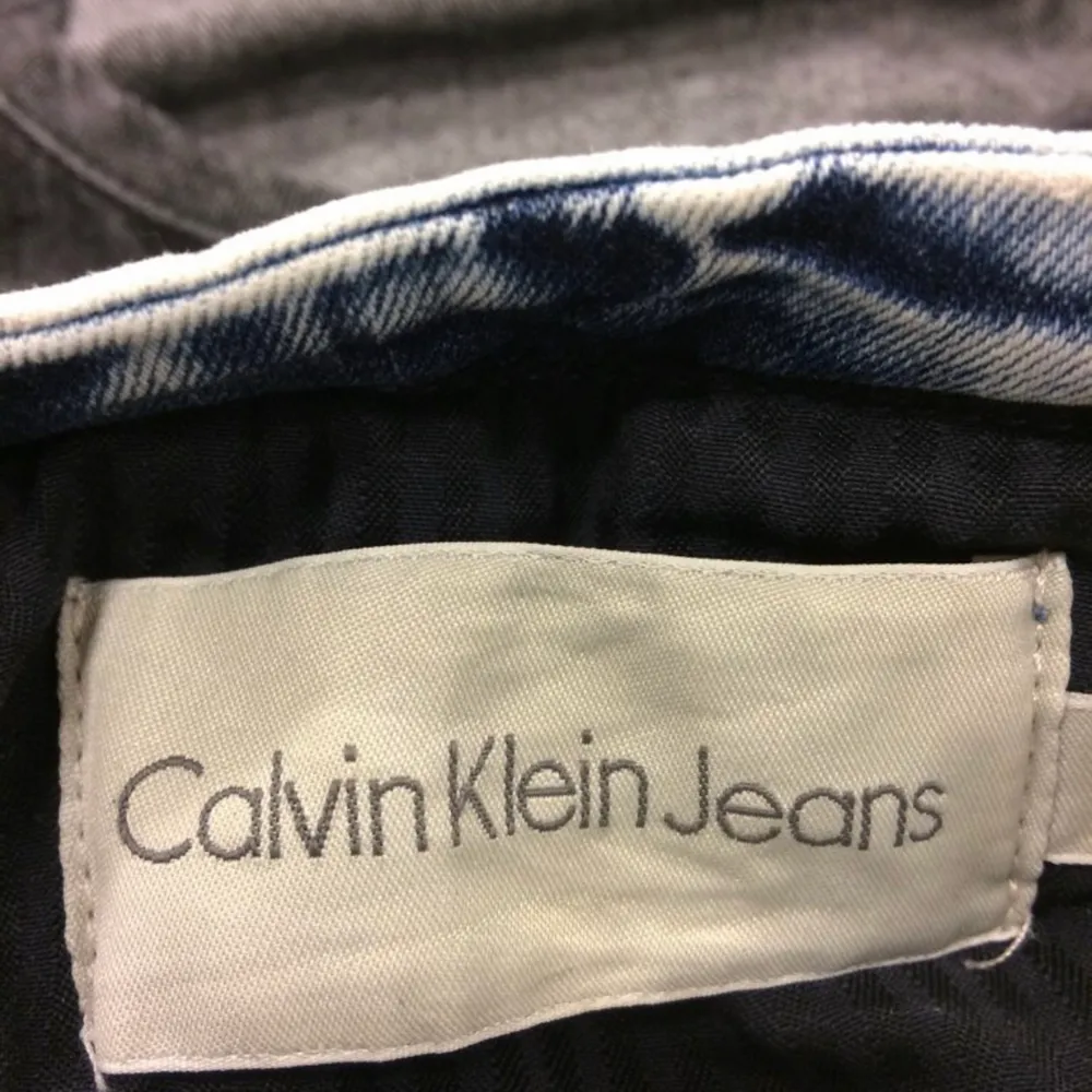 Säljer en skitsnygg Calvin klein jacka i bombar modell i något slags jeans tyg. Den har en stentvättad look. Storlek: M         - köptes begagnad men var på gränsen till för liten för mig. (Men den är i fint skick) . Jackor.