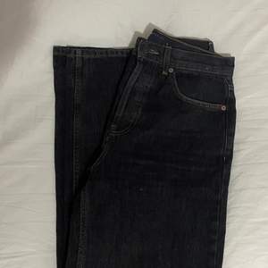 Mörkblåa jeans som är extra långa i benen. Använd fåtal gånger och exakt som ny! (Lånade bilder på grund av att byxorna inte passar längre) 