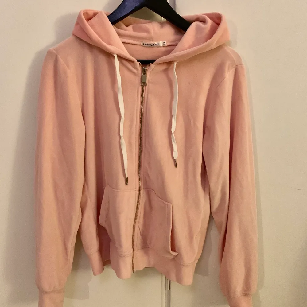 Tröja i velour linnande de populära ifrån Ginatricot. Den är ifrån tessie. Storlek Xs och tts. Super gosig och mysig. Köpare står för frakt.💫. Hoodies.