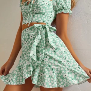 Kjol  - Säljer en hel ny kjol från SHEIN, storlek xs/s, DM för fler bilder 🤩 