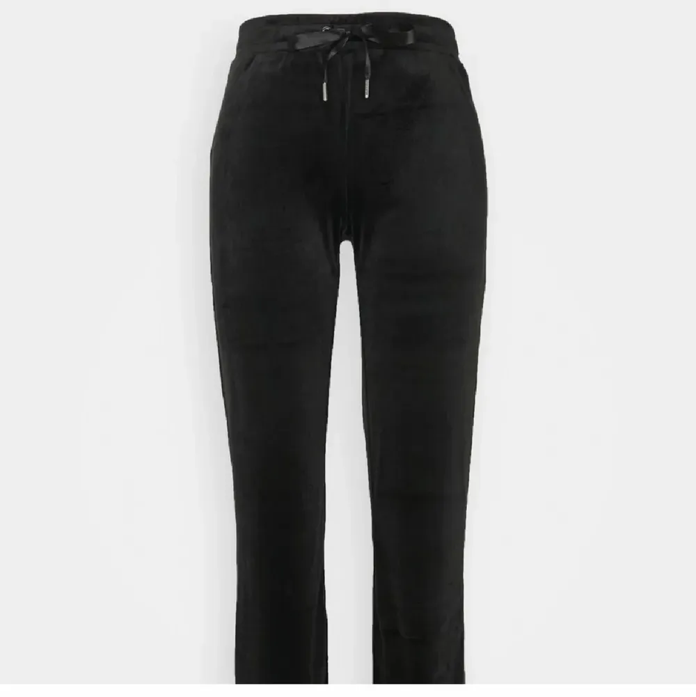 Säljs för 70kr så passa på, har ett mörkgrått band därav priset. Vill bli av med snabbt. Jeans & Byxor.