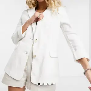 Jag säljer denna vita Linne blazer/kavaj som är köpt från Bershka. Mycket bra skick använda max 2ggr! För fler bilder skriv!!