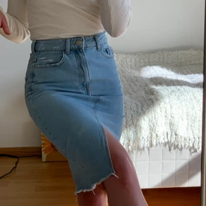 Midi jeanskjol  - Säljer denna superfina kjol då den tyvärr blivit för liten 😭 Den är från Bershka, och det står storlek 32 men har passat mig som haft storlek 34 ❤️❤️
