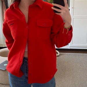 Iets frans fleeceskjorta - Superfin röd fleeceskjorta i fint skick från iets frans, köpt på Urban Outfitters. Den är storlek XS men ganska stor i designen. 