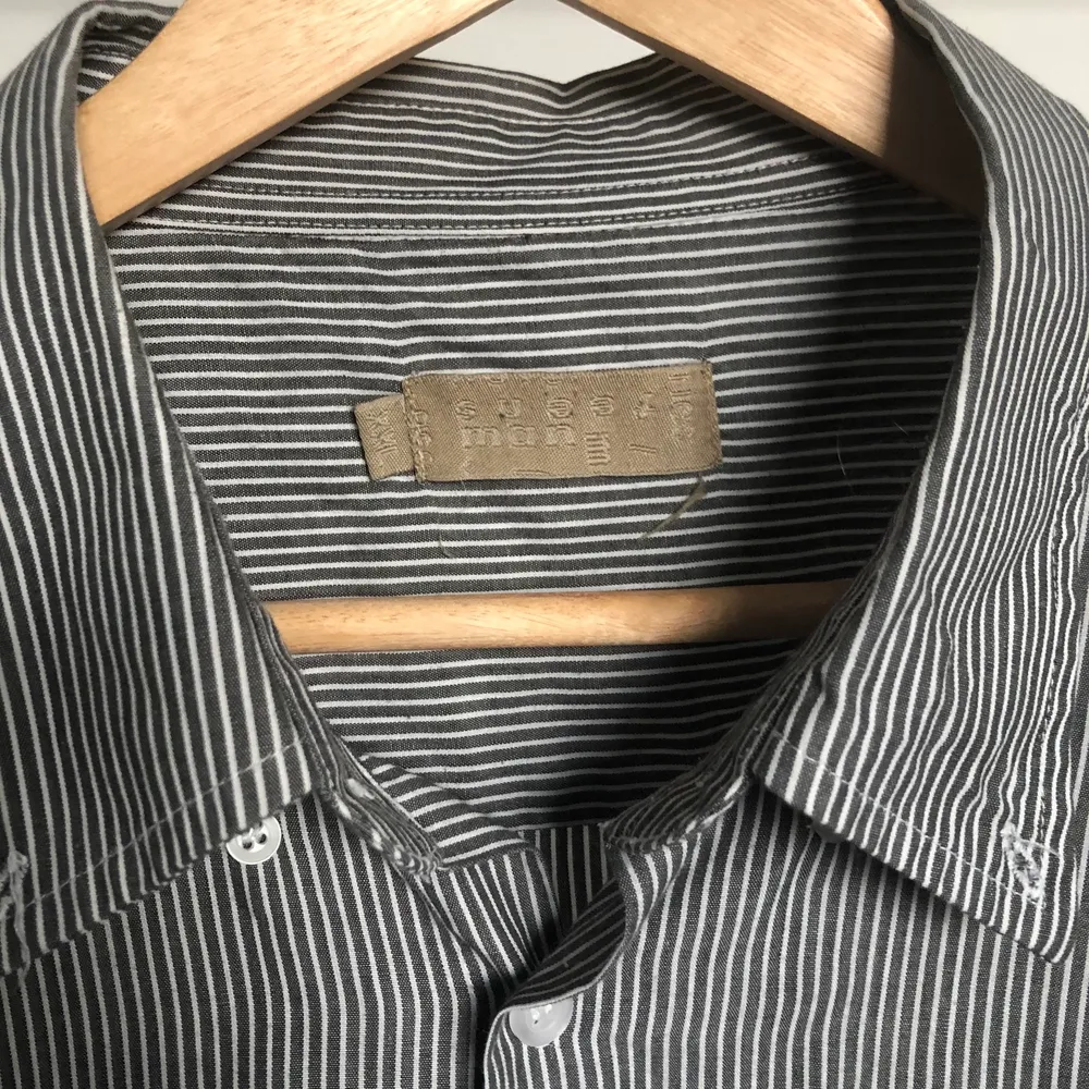 Vit och grå randig långärmad skjorta i storlek XXL, men skulle tro att den passar bättre som large. Kan mötas upp i sthlm eller frakta. Kunden betalar för frakten💕. Skjortor.