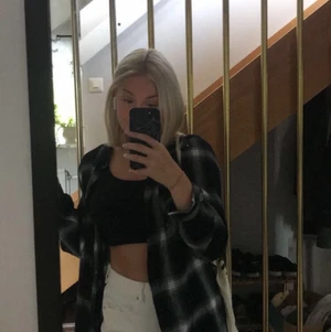 Skjorta - Skitsnygg skjorta, köpt på RIA🦋lång för mig som är 1,58.. passar jättebra till nästan allt och är skön att ha på sommarkvällar💓