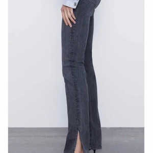 Gråa jeans med slits - Super fina gråa jeans med slits från zara som är slutsålda💞 väldigt sköna jeans som inte tappar passform👍🏼👍🏼pris kan diskuteras.
