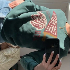 Collage tröja - Super ball collage tröja, köpt från superdry. Använd Max 2 gånger så i ny skick. Skriv vid intresse💕 buda från 200, ny pris 700💕