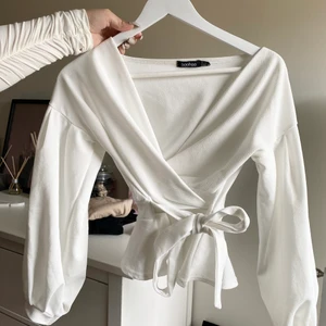 Söt blus  - En vit jättesöt blus från boohoo. Jag har inte använt den men den är såå fin. Storlek S