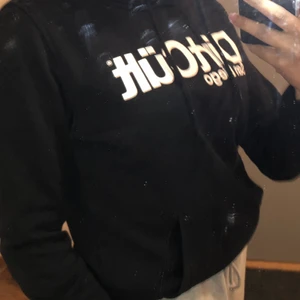 dirtcult hoodie storlek s - knappt använd säljer den pga att den inte är min stil längre kan sänka priset. ord pris 700. Köparen står för frakten