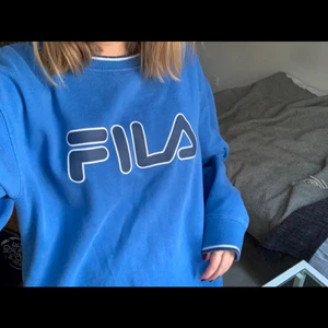 Collegetröja  - Säljer min fila collegetröja! Så snygg men knappt använd, så därför väljer jag att sälja. Har köpt på humana och det är storlek M, oversized på mig som är XS/S. Säljer för 150kr+frakt, men kan också mötas upp💕