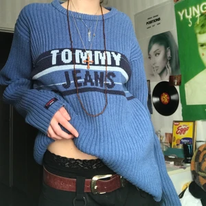 Tommy hilfiger stickad - så fin blå oversized stickad tommy-tröja i typ storlek L/XL💓 budgivning håller på i ungefär en vecka o skriv privat för att buda!💗