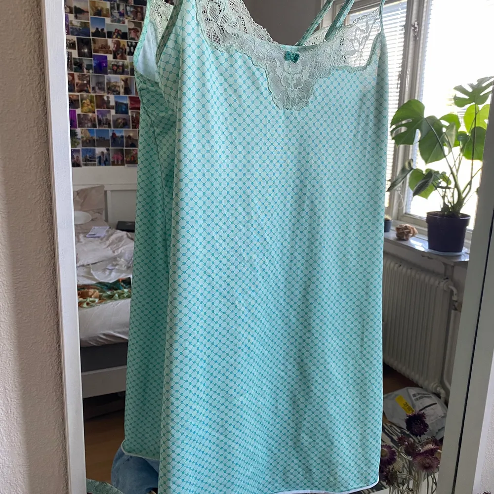 En miniklänning 👗 Den är turkos/grön aktig med mönster🧚🏽Perfekt att ha för sig själv eller över en vit t-shirt💕Frakt ingår. Klänningar.