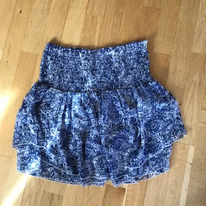 Frill-kjol - Blå kjol i coolt blåspräckligt mönster. Storlek XS men stretchig i midjan så passar S och liten M också. Jätteskönt material