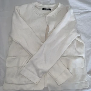 Vit kofta  - Tjock stickad vit kofta! Använd ca 2 gånger! Bra kvalite med stora fickor.