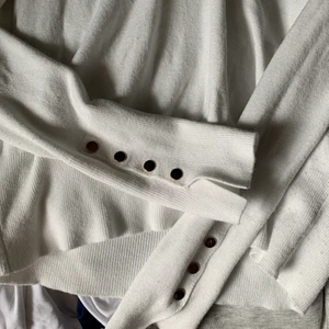 Vit stilren tröja med detaljer - Denna super fina enkla tröja med snygga detaljer vid ärmarna❣️  Stolek S! Skriv till mig vid frågor eller fler bilder❣️