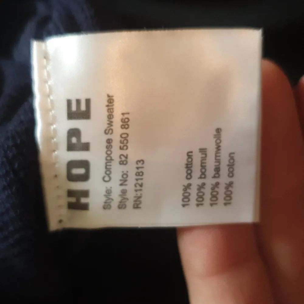 Säljer denna otroligt bekväma tröja från Hope. Jag har växt ur detta plagg och säljer då vidare den för ett mycket rimligt pris.. Tröjor & Koftor.