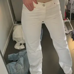 Vita jeans ifrån zara, high rise. Superfint skick och nästan aldrig använda, dock har dragkedjan gått sönder men har lagat den själv och fungerar felfritt! Frakt tillkommer 💕