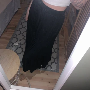 Svart silkeskjol - från ginatricot, använd några gånger förra sommarn, på tredjebilden ser man att det är lite trådar som sticker ut på sidan men inget som märks av, köpare står för frakt!💕