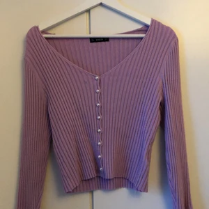 Lila kofta - Jätte snygg och trendig kofta. Går att knäppa upp också.