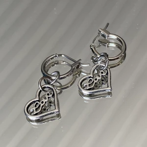 Handgjorda örhängen  - GRATIS FRAKT🧡 @bladhsmycken på Instagram