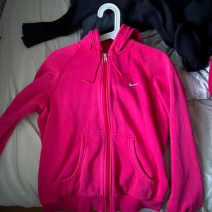 Vintage rosa nike zip hoodie - säljer en superfin nike zip hoodie som är rosa💖 Den är köpt på secondhand. Det står att det är storlek L men skulle säga att det är ett S/M. Den är inte nopprig eller så