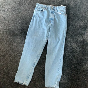Ljusblåa Mom jeans ifrån Zara  - Jättefina jeans ifrån Zara i modellen Mom jeans 