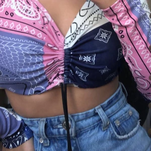 Topp från ASOS - Säljer denna sjukt coola toppen från ASOS!! Passar perfekt till sommaren🤩🤎🤎