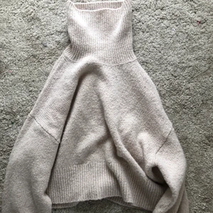 Beige stickad tröja - Beige stickad tröja med krage. Så skön och sitter snyggt oversized 💕