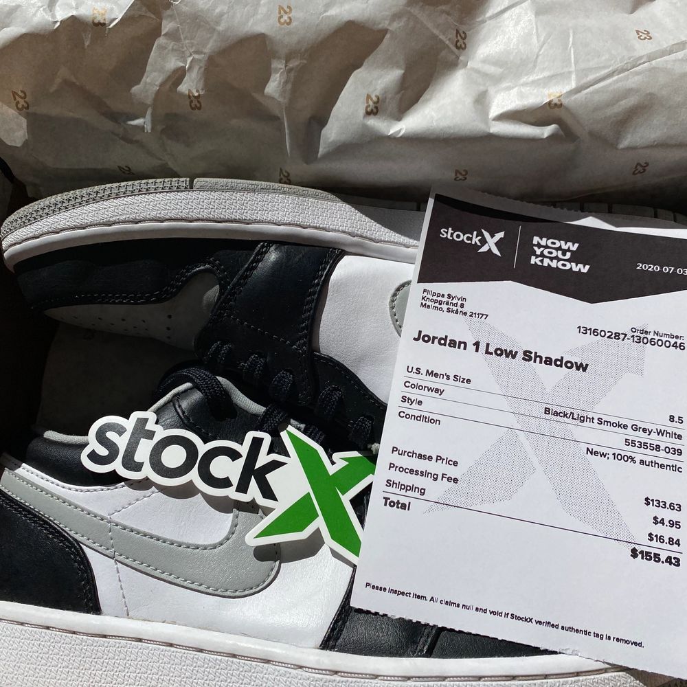 Säljer mina absoluta favoritskor då de tyvärr inte kommer till användning 💕 Köpta på StockX som helt nya, och har sedan dess bara använts fåtal gånger - toppskick! Säljer för 1100kr + frakt (totalt köpta för 2000kr inkl. frakt och tull) Låda och övrigt som StockX skickade med ingår såklart! . Skor.
