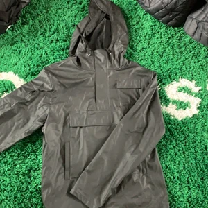 Rains regnjacka anorak  - Rains regnjacka anorak. Nypris 999kr. Mitt pris 300kr. Som ny. Xs/s men passar M.