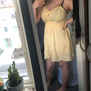 Gul skjortklänning - Säljer denna skjortklänningen då den är för liten för mig. Den är använd några gånger men är i ett bra skick. Köparen står för frakt men kan gå med på att betala hälften 💕