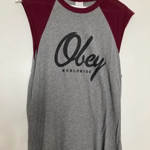 Obey linne/t-shirt  - Obey linne/t-shirt storlek S. Knappt använd, mycket skönt tyg. 