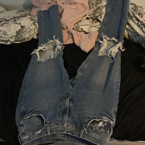 Blå baggy jeans - Minns inte vart ifrån dom är, tror bikbok, dom är smått baggy har hål på knäna och är i storlek xs-s säljer för att dom är för små för mig. Ursäkta dom dåliga bilderna. Nypris 650kr.
